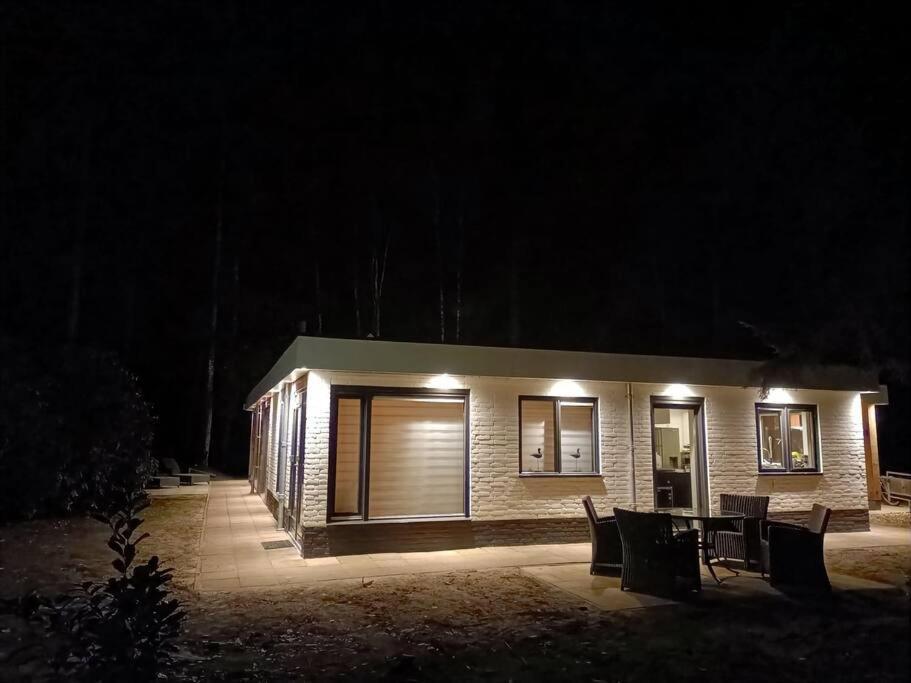 Kindvriendelijke Bungalow In Het Bos Bij Zwemmeer. Vilsteren المظهر الخارجي الصورة